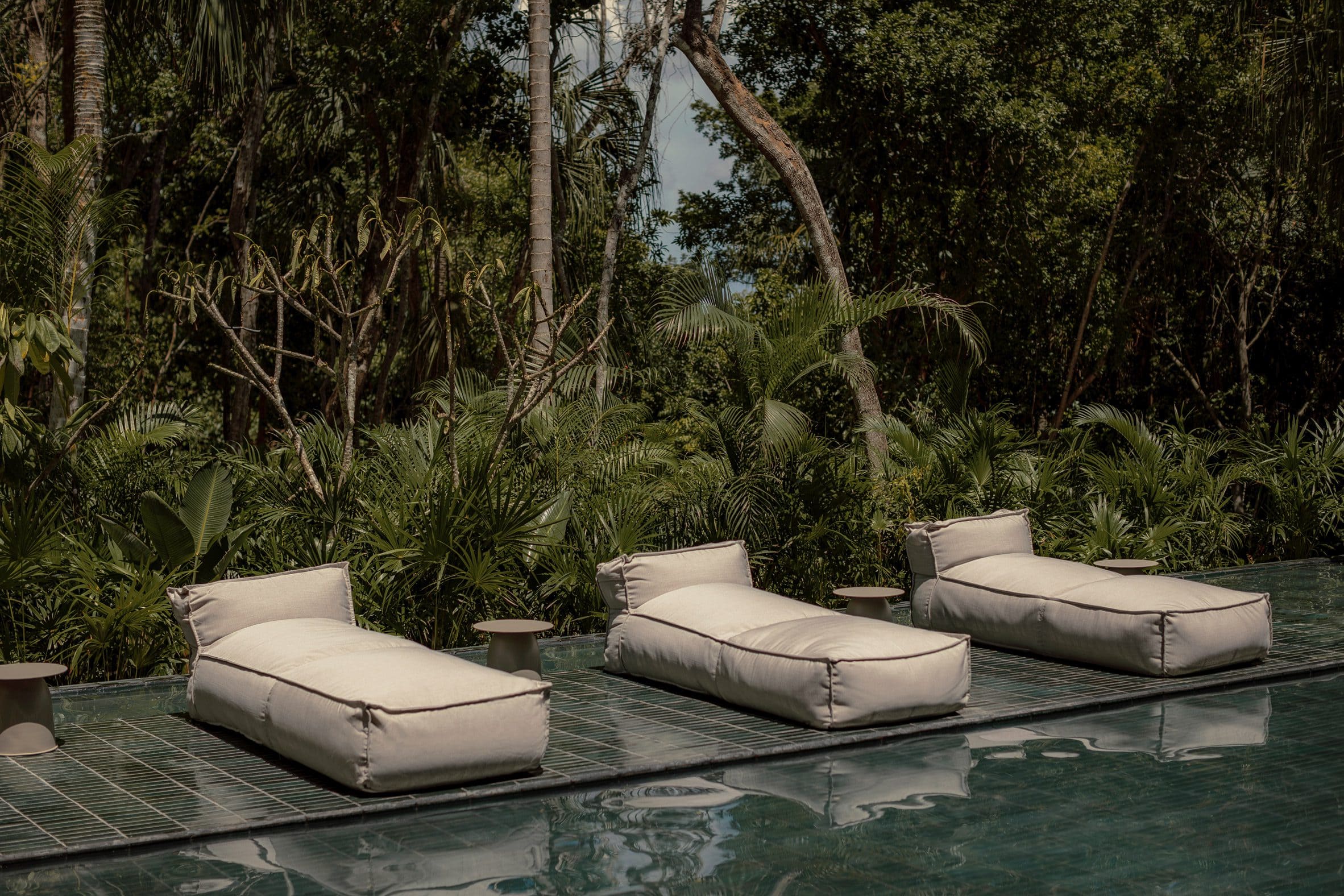 Piscine et transats au Sri Lanka