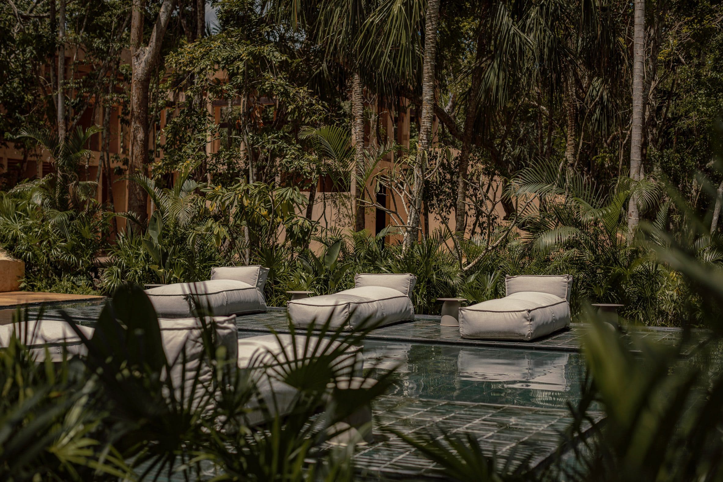 Piscine et transats au Sri Lanka